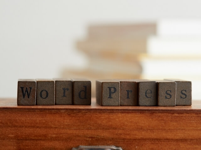 WordPressの文字が彫られたキューブ